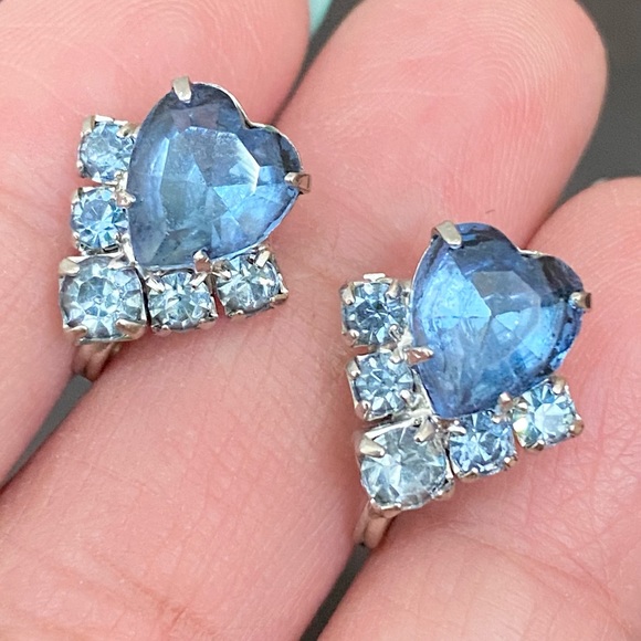 Vintage Unsigned Blue Topaz Heart-shaped Rhinestones Screw Back Earrings - Picture 3 of 10